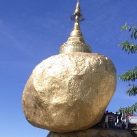 ミャンマー、キンプンにあるゴールデンロック。トラックで行くのではなく、下から歩いて山を登るのがおすすめです。（観光客はほとんどしないみたいです。）